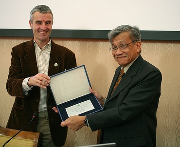 prof-walden-bello-receives-plaque-from-andrea-masullo-of-greenaccord.jpg