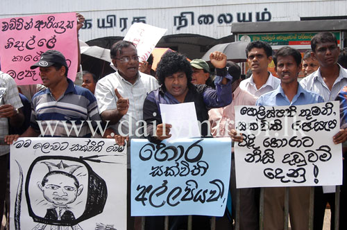 Sakvithi's investment victims protest in Colombo - photo courtesy Daily Mirror