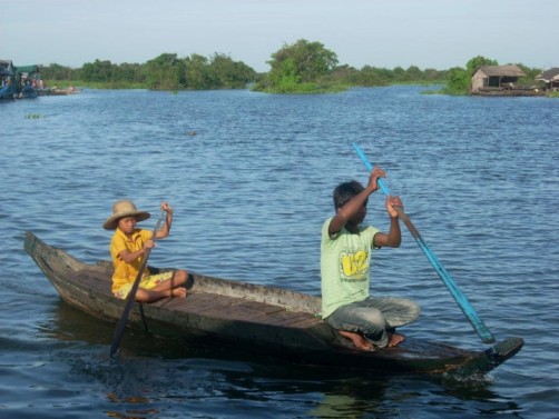mekong-in-cambodia-children-on-tonle-sap-lake-boat Fishing on the Tonle Sap lake in Cambodia: An 'ecological hot spot' on the Mekong