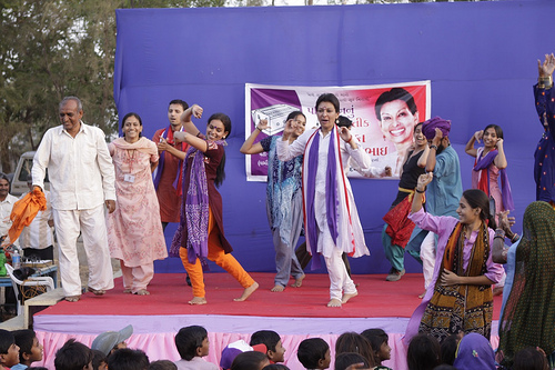 Mallika Sarabhai dances during campaign trail Mallika Sarabhai dances during campaign trail