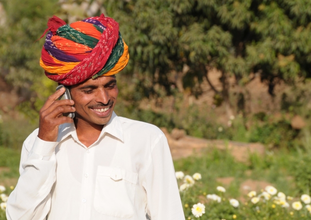 Teleuse Profilee Sayar Singh - India - Rajasthan by Suchit Nanda Mobile champion: farmer Sayar Singh in Rajasthan, India - photo by Suchit Nanda for TVEAP
