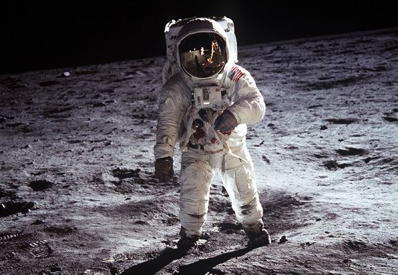 Copy of Buzz Aldrin on the Moon Apollo still photos were much better than broadcast images: how come?