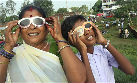 Eclipse watching in Taregna Eclipse watching in Taregna, Bihar, India - Photo: Prashant Ravi, BBC Online