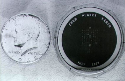 The silicon disc (right) next to a US 50 cents coin for comparison of size The silicon disc (right) next to a US 50 cents coin for comparison of size