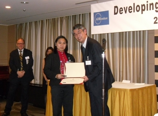 Imelda Abano collects her prize in Tokyo Imelda Abano receives her award in Tokyo, Oct 23