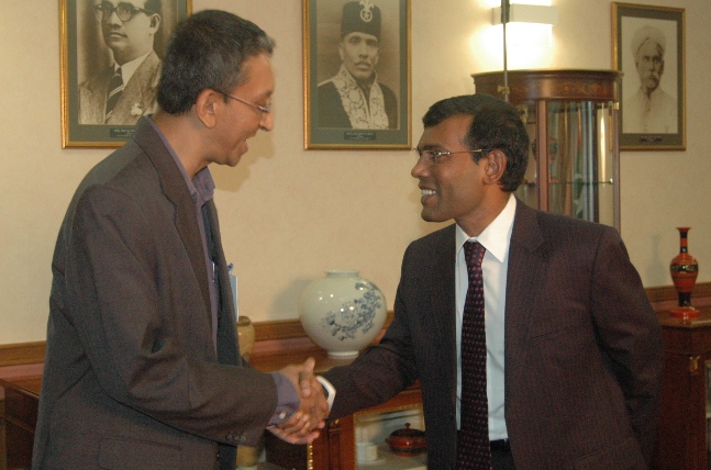 Nalaka Gunawardene (left) with President Mohamed Nasheed of the Maldives Nalaka Gunawardene (left) with President Mohamed Nasheed of the Maldives