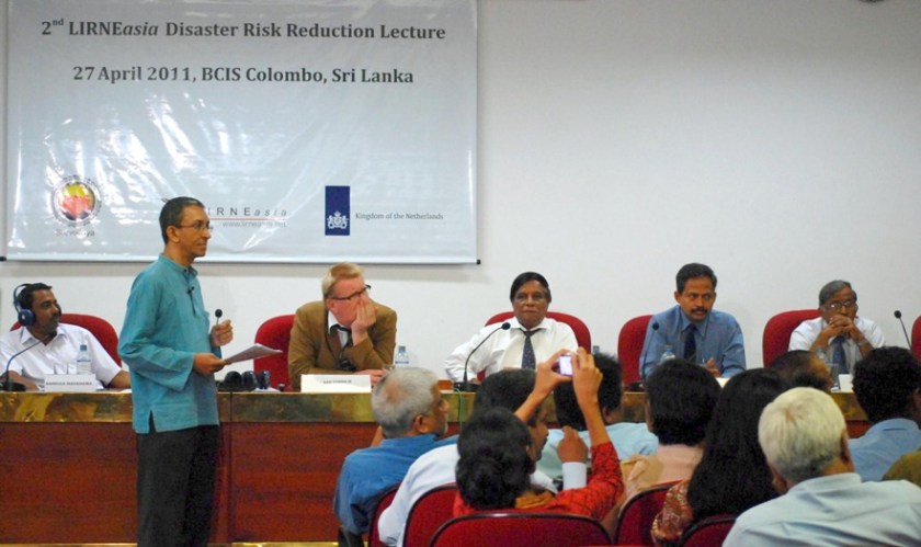 Nalaka moderates 2nd LIRNEasia Disaster Risk Reduction Lecture, 27 April 2011 in Colombo