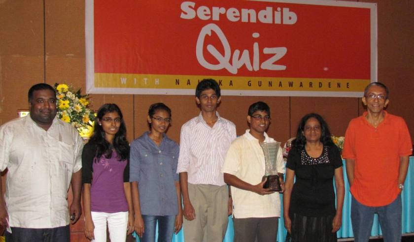 Victorious Invictus Team flanked by Vindana Ariyawansa (extreme left) and Nalaka Gunawardene (extreme right)