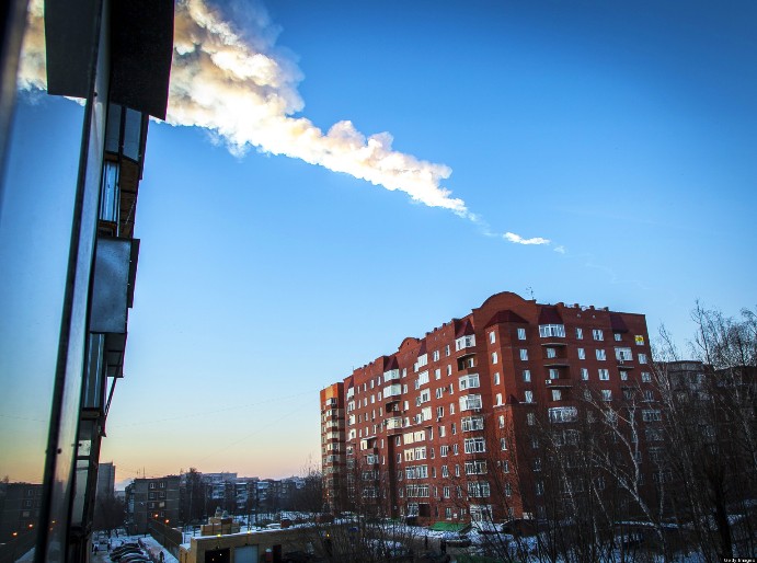 Siberian meteor of 15 Feb 2013 breaks up in the sky