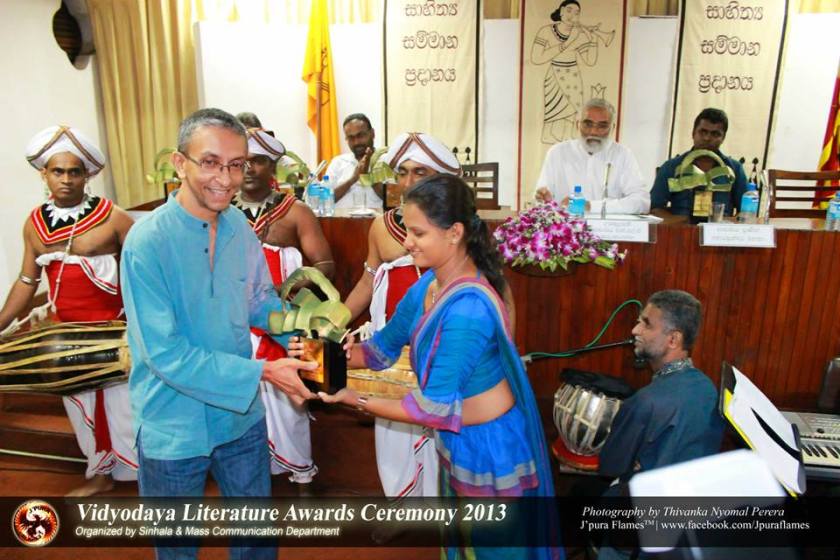 Nalaka Gunawardene receives Vidyodaya Literary Award for Best Column of 2012 from Ms Nayayani Widanapathirana, 2nd year student of University of Sri Jayawardenapura [Photo courtesy J'pura flames/Facebook]