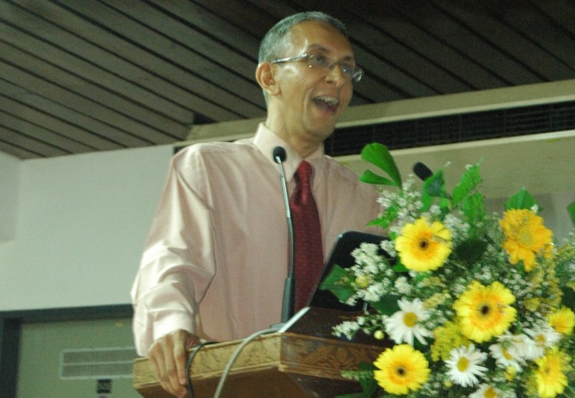 Nalaka Gunawardene speaking at Annual Scientific Sessions of College of Community Physicians Sri Lanka, 24 Sep 2013 Colombo - Photo by Janaka Sri Jayalath
