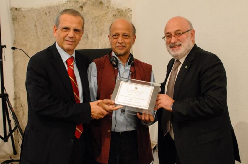 Darryl D'Monte (centre) receives Greenaccord International Media Award on behalf of Down to Earth magazine, India - Naples, 9 Nov 2013