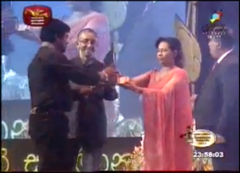 Ms Pavithra Wanniarachchi, Minister of Power & Energy, presents Sumathi Tele Award to Suminda Thilakasena (left) and Nalaka Gunawardene on 30 Oct 2013