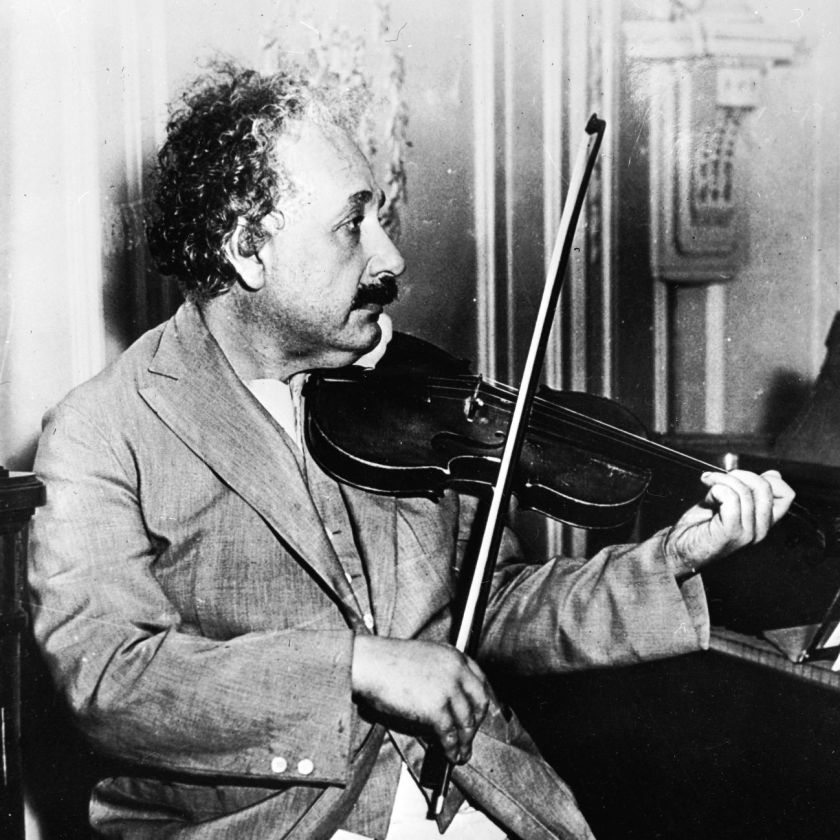 Albert Einstein  plays violine