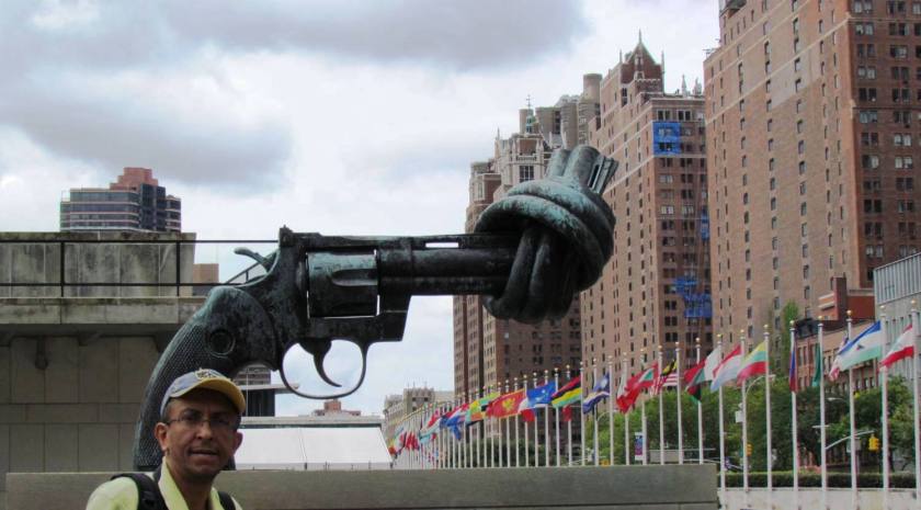 Knotted gun sculpture at UN Headquarters in New York, made by Swedish artist Carl Fredrik Reuterswärd - Photo by Dhara Gunawardene, 2011