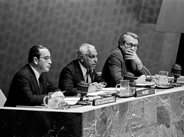 Hamilton Shirley Amerasinghe (centre) chairing UN Law of the Sea conference, March 1980. UN Photo