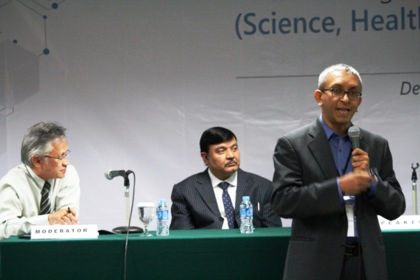 Nalaka Gunawardene speaking at Science, Health, Environment & Risk Communication Asian regional workshop held in Jakarta, Indonesia, 8-9 Dec 2015