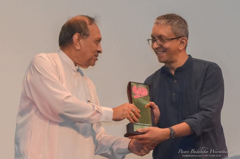 Speaker Karu Janasuriya presents Lifetime Award to Nalaka Gunawardene at Nelum Yaya Blog Awards on 26 March 2016 - Photo by Pasan B Weerasinghe