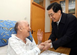 Chinese President Hu Jintao (R) visits renowned scientist and founder of China's space technology Qian Xuesen in Beijing, January 19, 2008. (Xinhua Photo by Lan Hongguang)