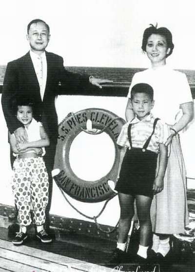 Qian Xuesen and famili return to China, 1955