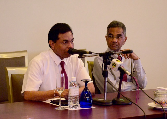 L to R - Dr Palitha Mahipala, Director General of Health Services, and Dr Jacob Kumaresan, WHO Representative to Sri lanka [WHO Photo]