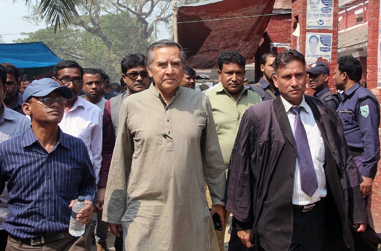 Mahfuz Anam, center, the editor of The Daily Star, Bangladesh’s most popular English-language newspaper, outside a court in Rangpur District, March 2016