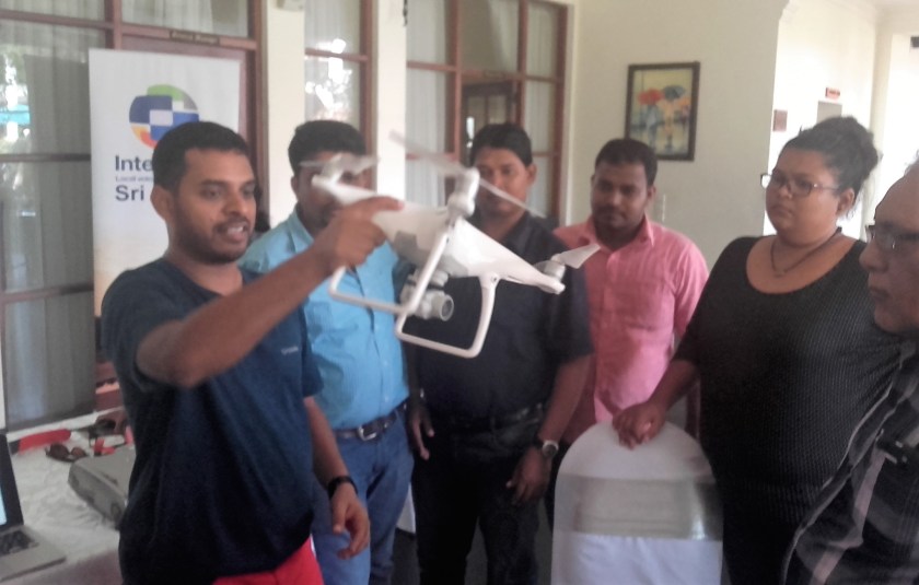 Sanjana Hattotuwa demostrating a drone at drone journalism workshop