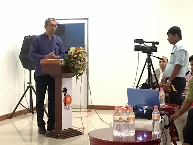 Nalaka Gunawardene, Consultant Editor of Sri Lanka Media Development Indicators (MDI) Report, speaks at the launch of Tamil version in Jaffna on 24 Jan 2017