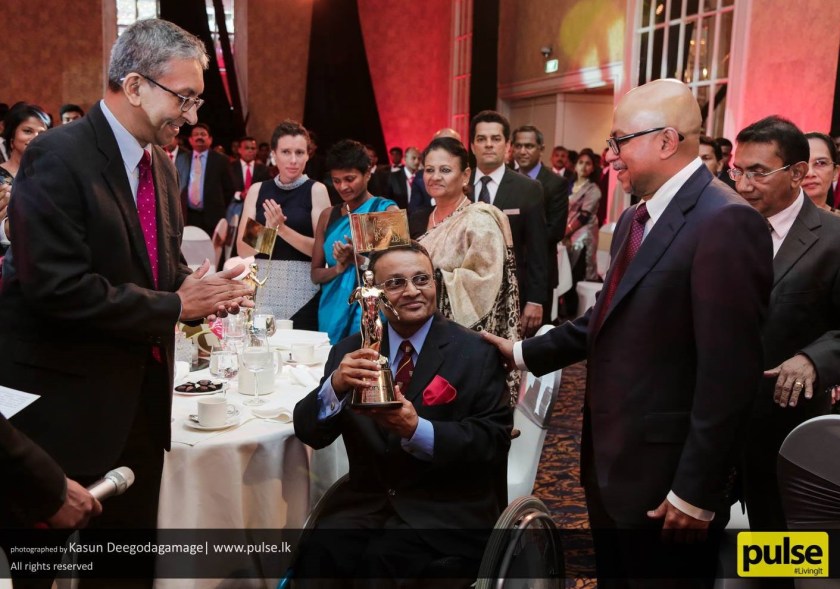 Jurors Nalaka Gunawardene & Dian Gomez presenting Sri Lankan of the Year - Unsung Hero award to Dr Ajith C S Perera [Photo courtesy Derana Media]